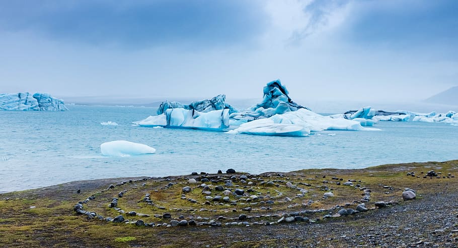 body of water and ice bergs, iceberg near shore, glacier, frozen, HD wallpaper