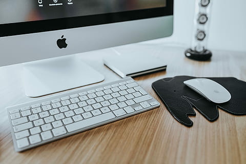 White Apple iMac computer with elephant mousepad, keyboard, monitor HD wallpaper