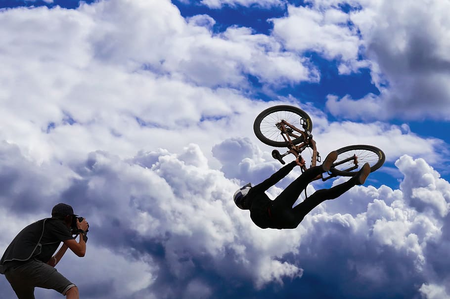 man doing bike tricks in mid air, sport, mountain bike, cycling, HD wallpaper