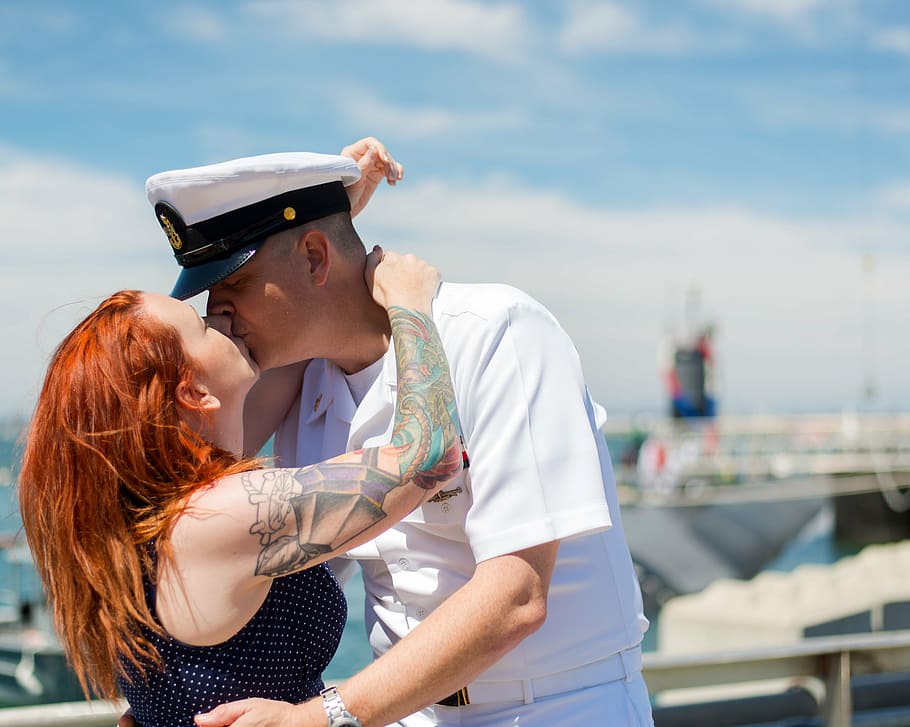 sailor kissing woman, veterans, navy, deployment, home, wife, HD wallpaper