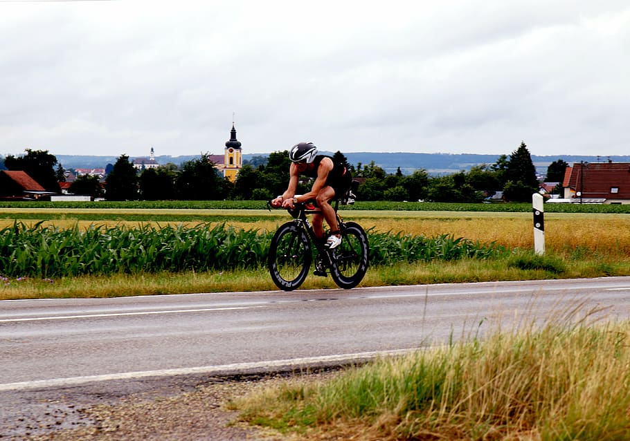 man riding road bike during daytime, triathlon, triathlete, cyclists, HD wallpaper