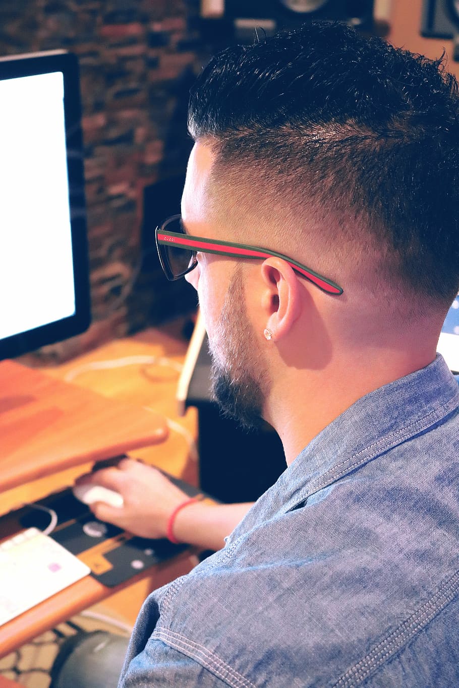 man playing computer, man using computer, people, technology HD wallpaper