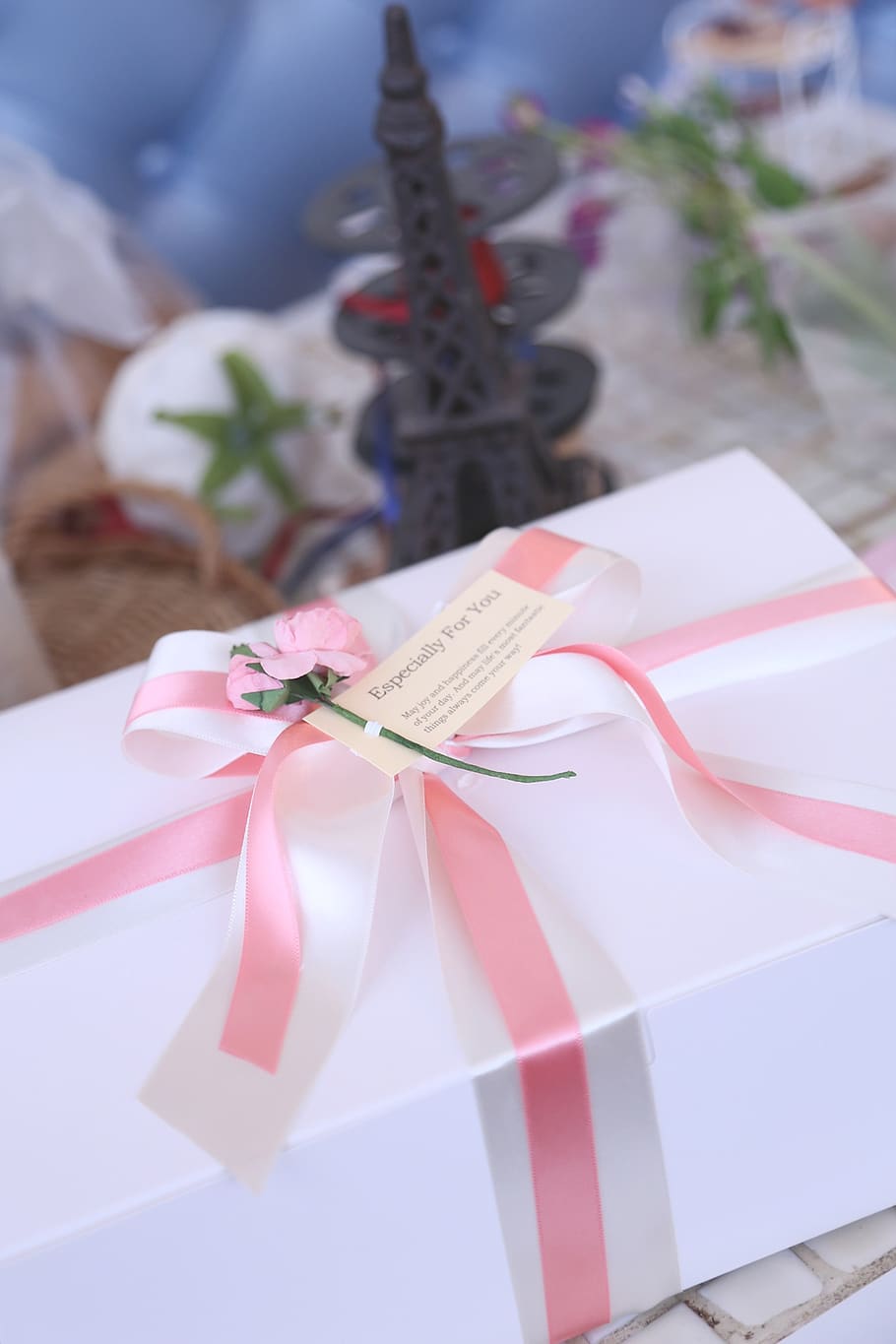 the eiffel tower, box, gift, ribbon, table, gift box, anniversary HD wallpaper