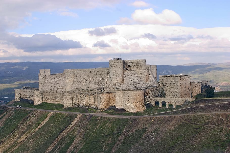 white stoned castle under white cloud formation, krak of chevaliers, HD wallpaper