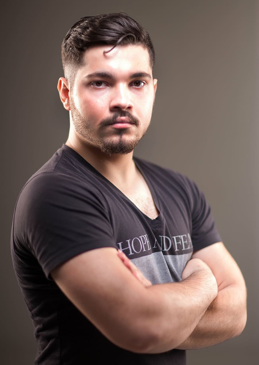 man wearing black crew-neck t-shirt, studio, portrait, light HD wallpaper