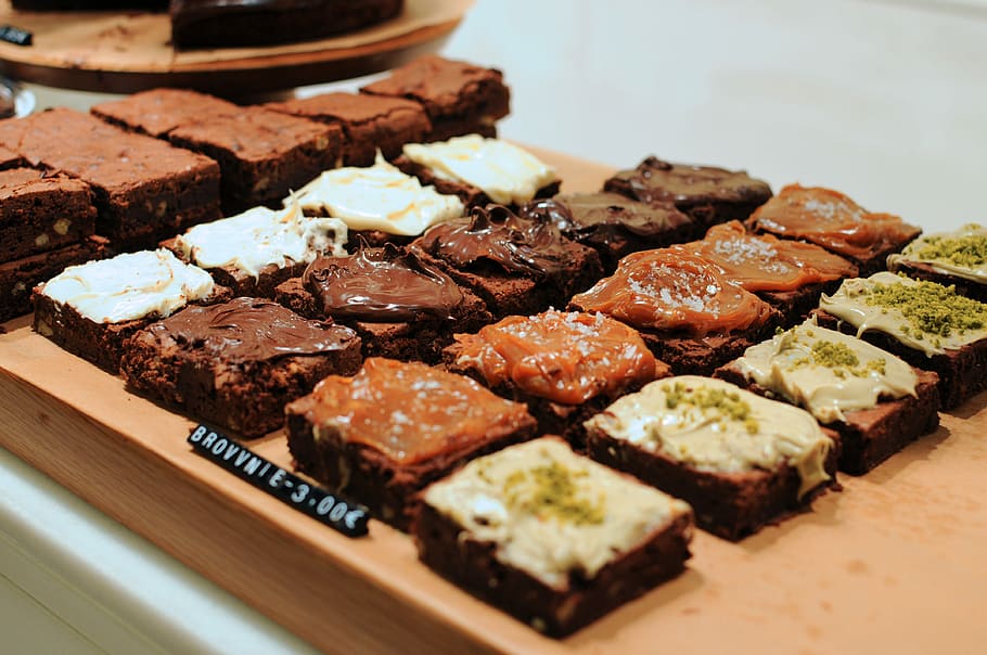 bread on brown wooden tray, baked brownies, cake, frosting, display HD wallpaper