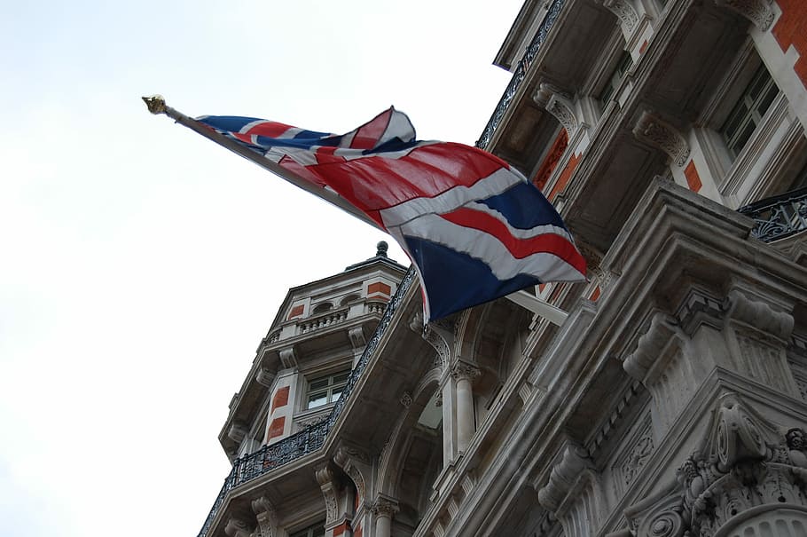 United Kingdom flag on white concrete building at daytime, flag hanging on concrete structure HD wallpaper