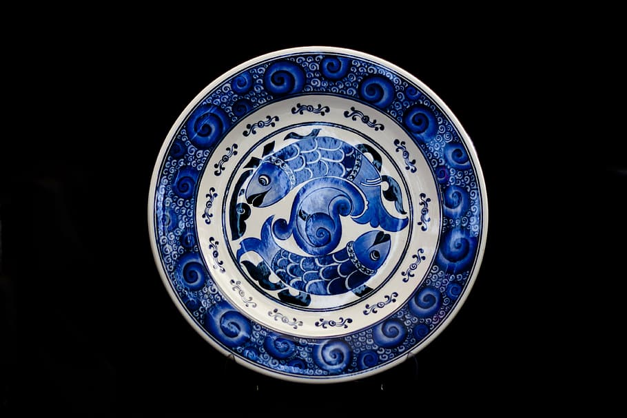 round blue and white fish-print decorative plate, tile, handicrafts HD wallpaper