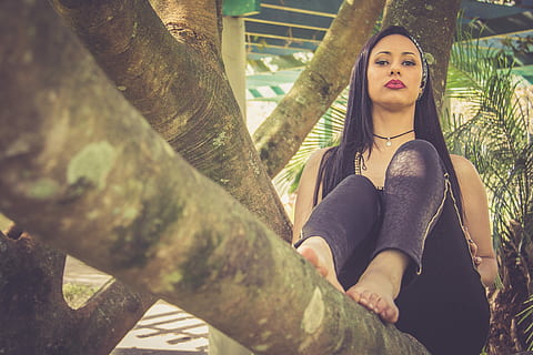 woman sitting on tree branch during daytime, Test, Casal, Models HD wallpaper
