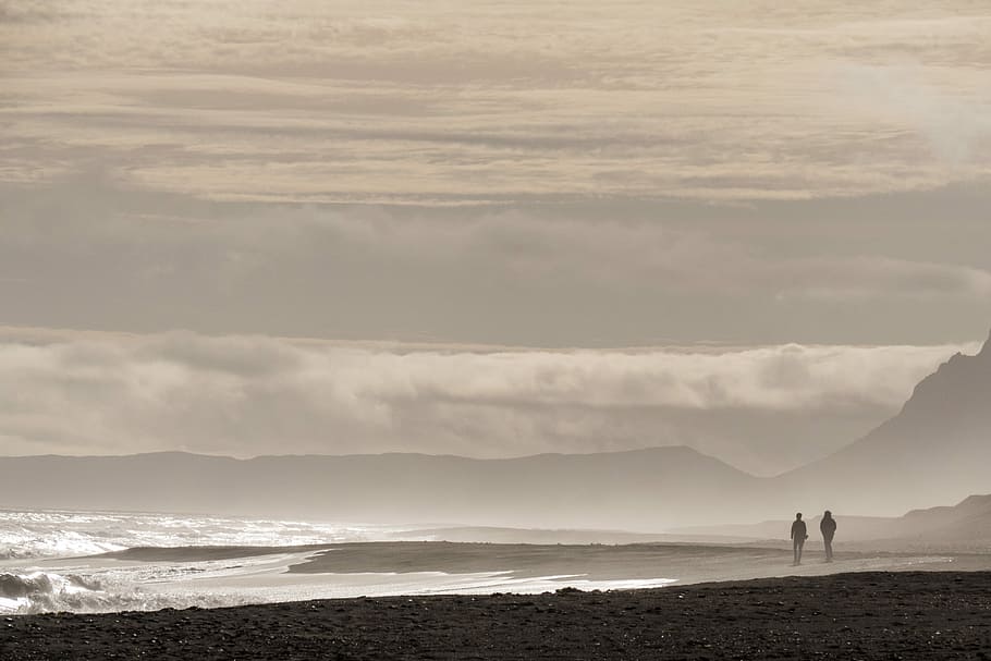 Couple walking on Black Beach, two people walking at the beach HD wallpaper