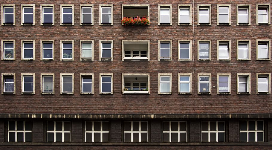 brown concrete building at daytime, brown brick building, window HD wallpaper