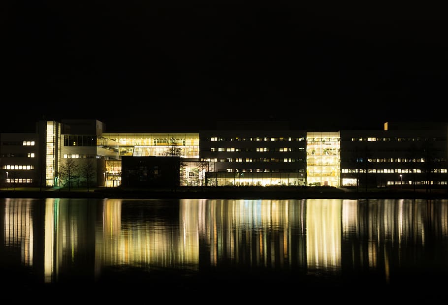 building, lake, reflection, night, dark, lights, architecture HD wallpaper