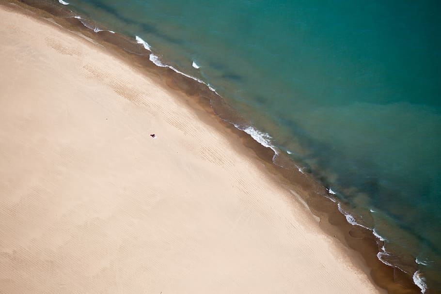 aerial photography of seashore, aerial photography of brown coast beside body of water HD wallpaper
