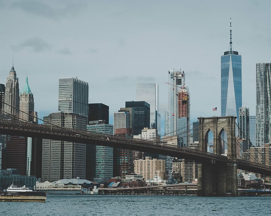 Brooklyn bridge with body of water under gray sky during daytime, photo of a Brooklyn bridge New York HD wallpaper