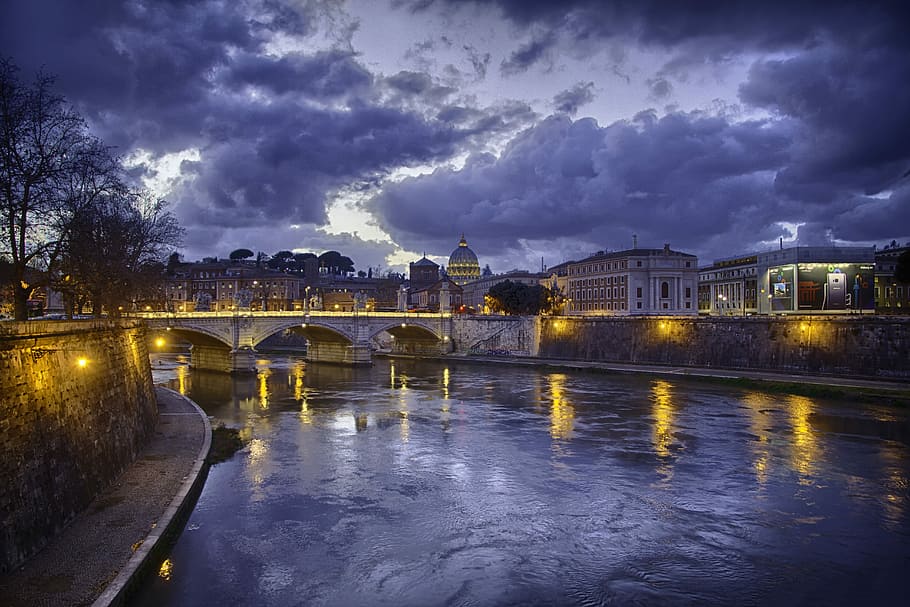 Nightlighted Bridge in Rome, architectural photography of bridge HD wallpaper