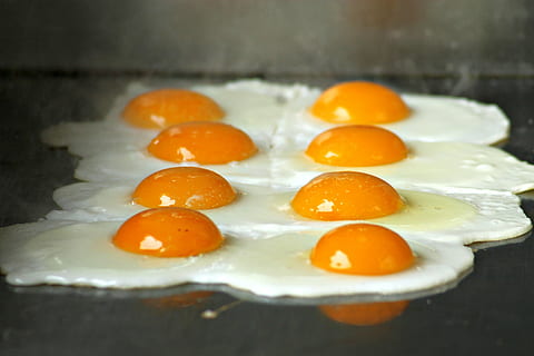 closeup photography of sunny-side-up eggs, baking, eating, food HD wallpaper