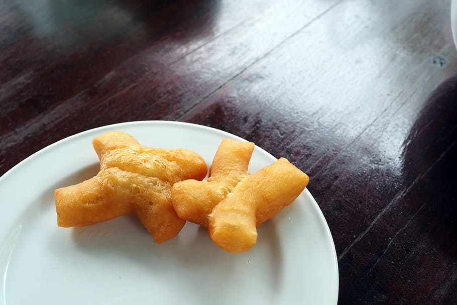 patongko, breakfast, pair, white plate, sweets, fry, fried HD wallpaper