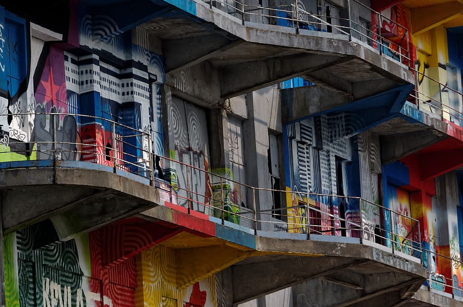 assorted-color-and-design graffiti on concrete building, multicolored building, HD wallpaper