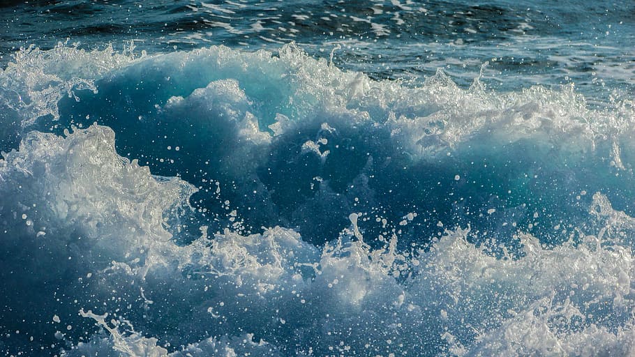 body of water during daytime, wave, smashing, foam, spray, energy HD wallpaper