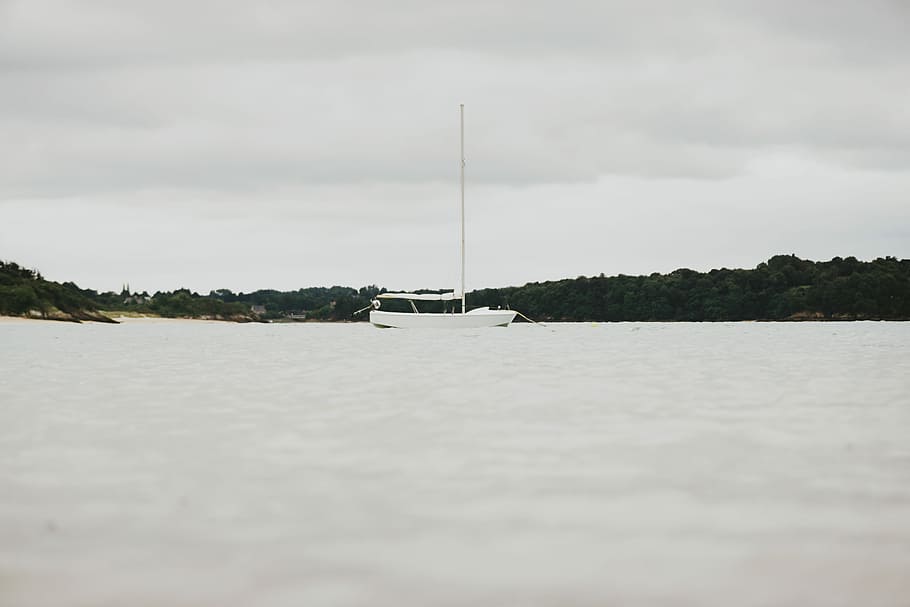white boat near island during daytime, white boat sailing on body of water HD wallpaper