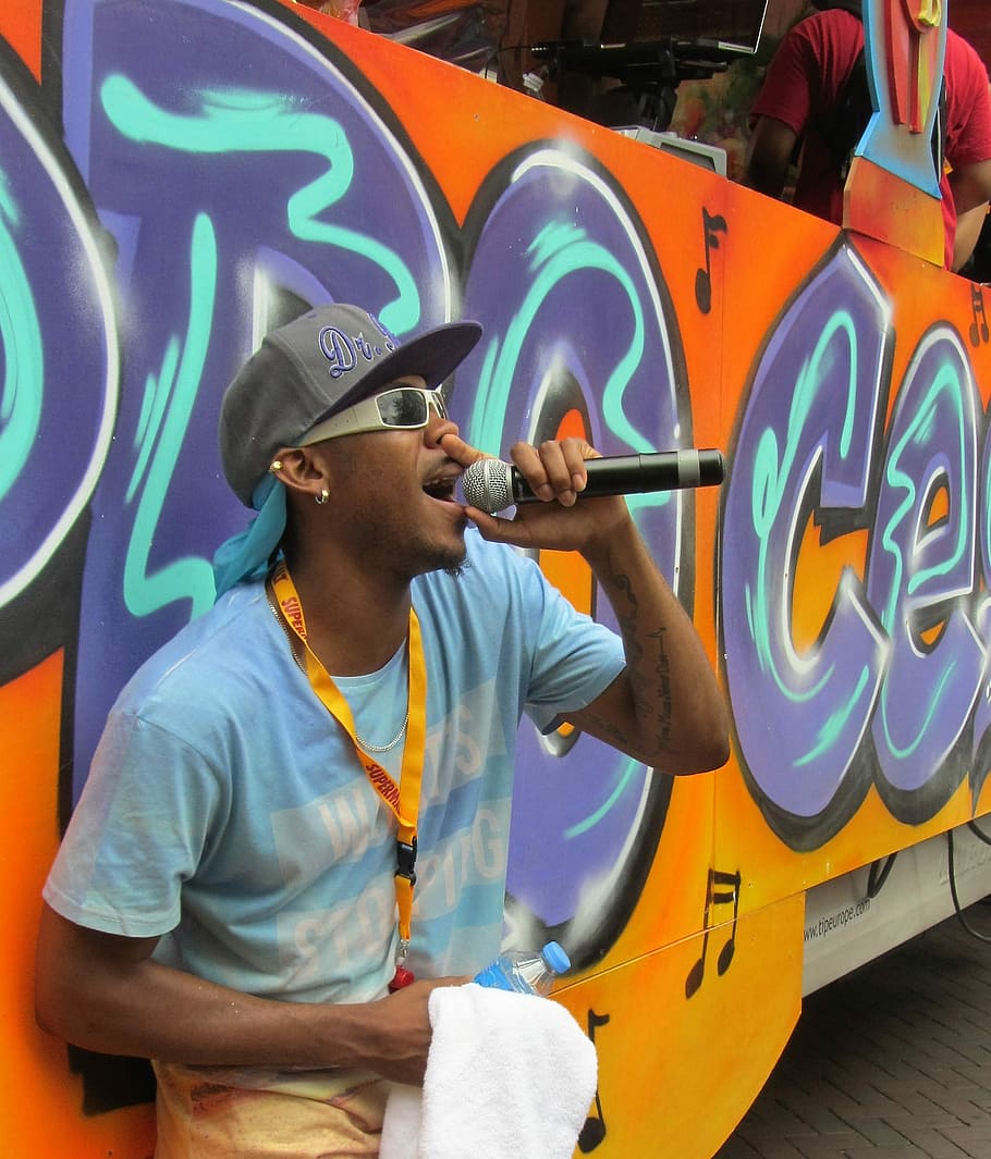 man singing beside orange bus, Singer, Rapper, Microphone, Party HD wallpaper