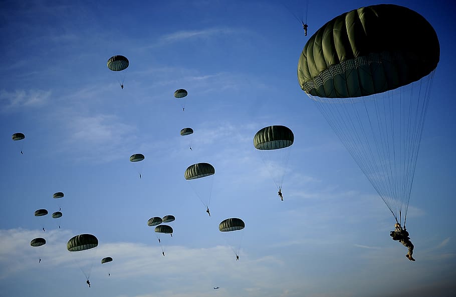 people parachuting in sky, clouds, parachutes, parachutists HD wallpaper
