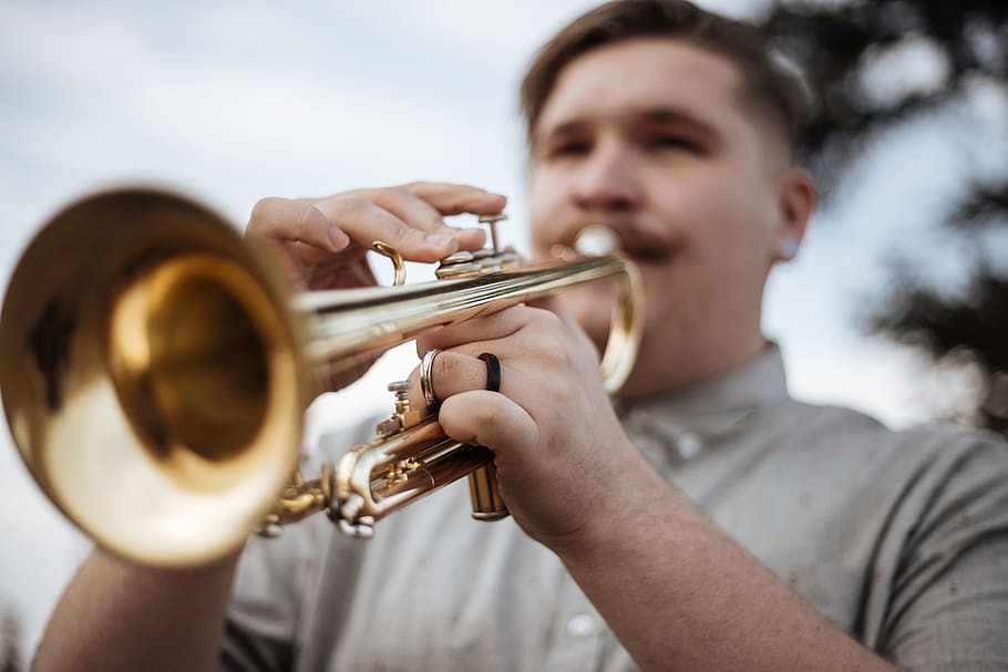 man playing trumpet outdoors, man playing trumpet, Macro Shot, HD wallpaper