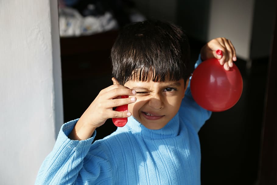 boy wears blue top, balloon, expression, funny, india, indian HD wallpaper