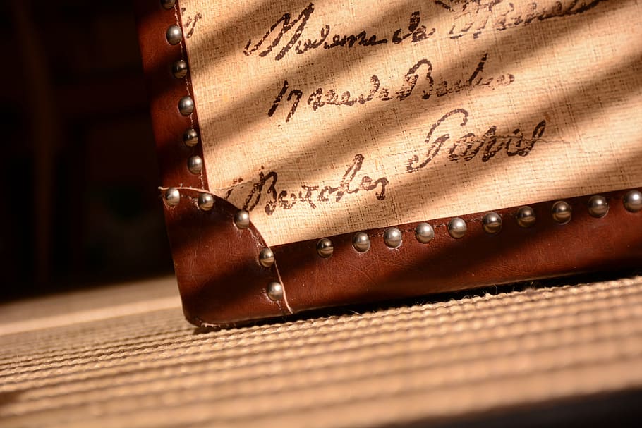 old, leading lines, box, carpet, vintage, negative space, sunlight HD wallpaper