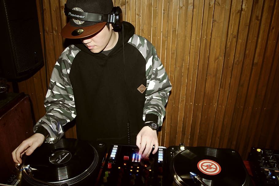 man playing DJ terminal mixer, Hip Hop, Turntable, Music, Records