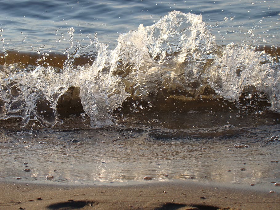 waves hitting shore at daytime, spray, beach, sand, river, sun HD wallpaper