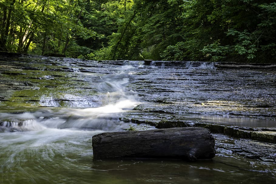 Water flowing down on the water at Cayuhoga Valley National Park, Ohio, HD wallpaper