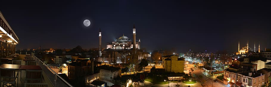 Night Cityscape in Istanbul, Turkey with moon and the Hagia Sophia, HD wallpaper