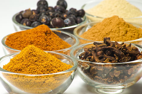 closeup of six assorted spices in clear glass bowls, white HD wallpaper