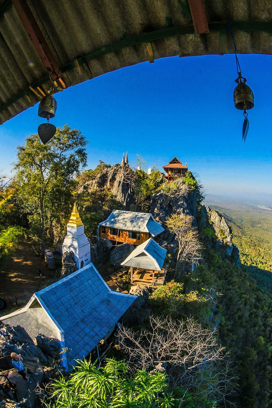 Photo Houses Near Edge of Cliff, amazing, ancient, architecture HD wallpaper