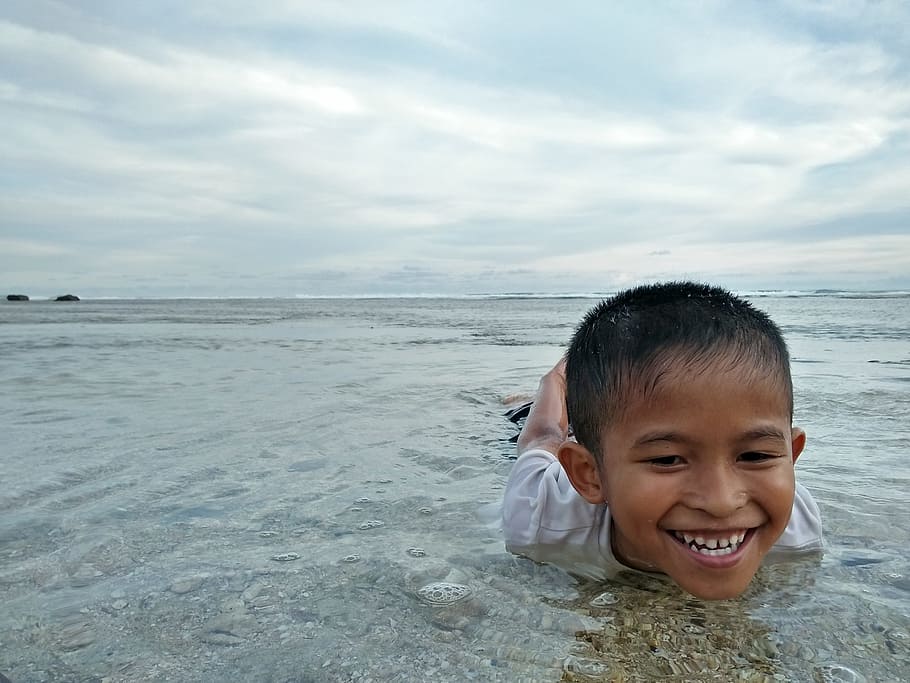 happy, kid, beach, water, sea, sky, real people, one person HD wallpaper