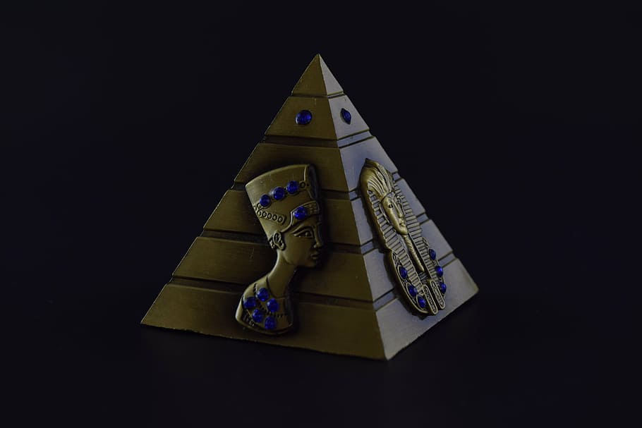 Pyramid figurine, egypt, gold, black background, studio shot HD wallpaper