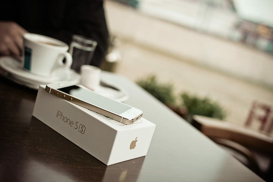 New iPhone 5S Gold in cafe, box, coffee, unboxing, people, men, HD wallpaper