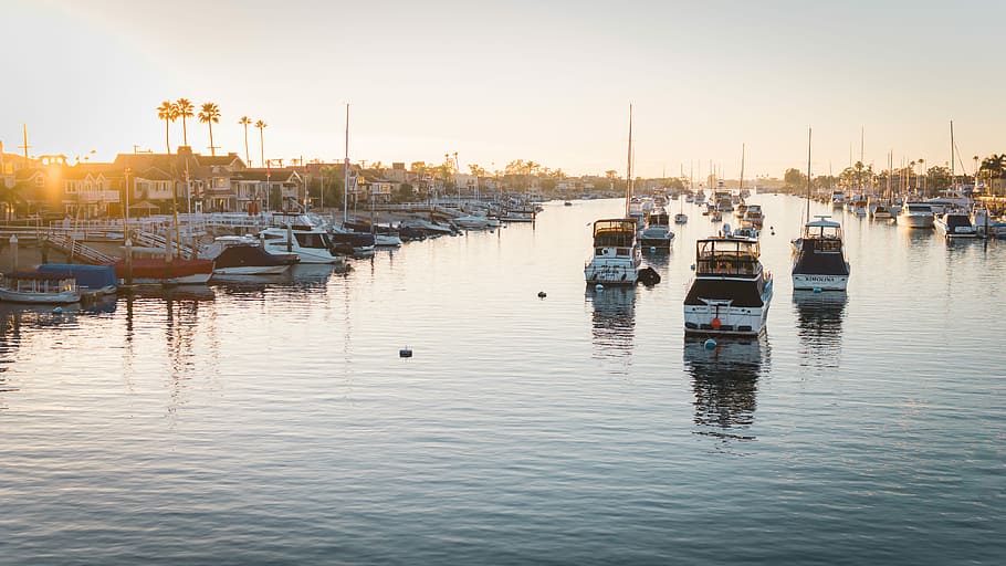 Catching the fleeting sun, boats on body of water during sunset HD wallpaper
