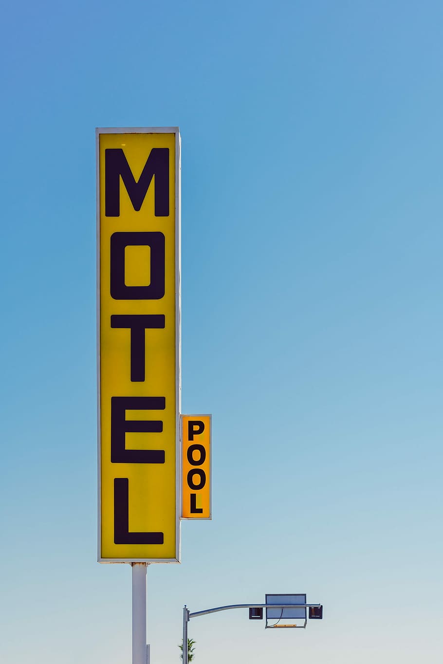 yellow and black Motel signage taken at daytime, photo of yellow Motel signag e, HD wallpaper