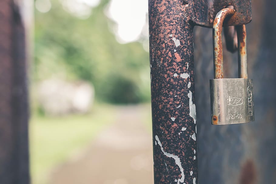 Closeup of a closed rusty padlock on metal doorr, silver padlock on black gate, HD wallpaper