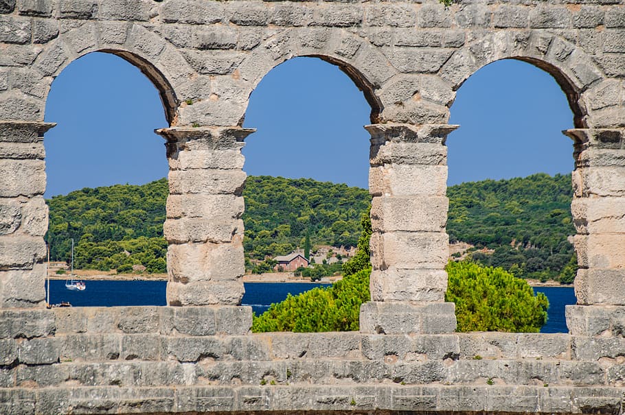 green leafed trees near body of water, amphitheater, croatia HD wallpaper