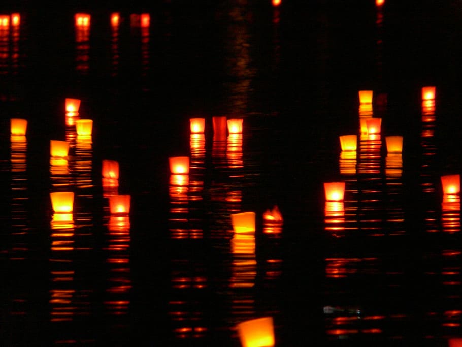photo of brown floating candles during nighttime, Lights, River HD wallpaper