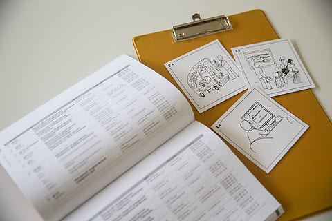 white papers on brown wooden board, advice, booklet, card, psychologist HD wallpaper