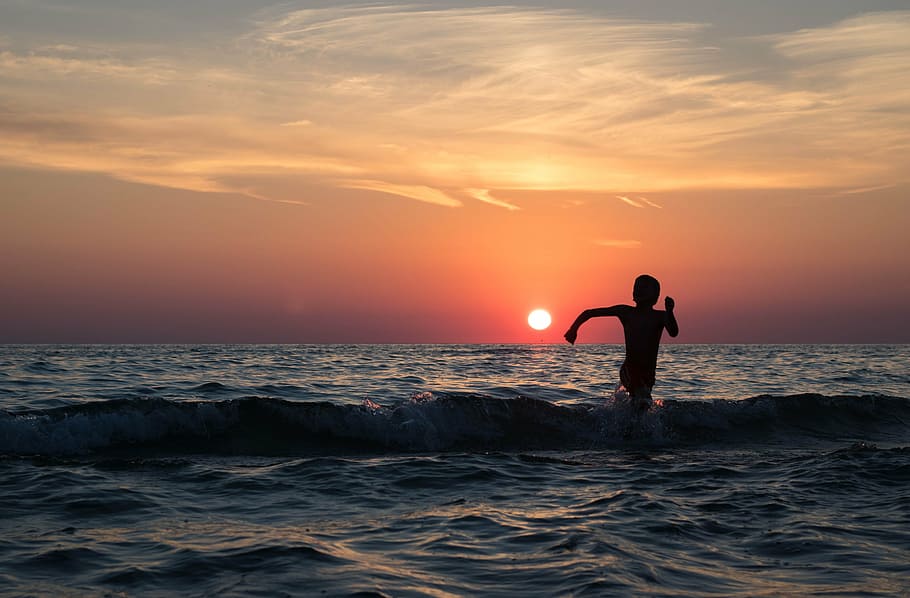silhouette of person on body of water, beach, boy, evening HD wallpaper
