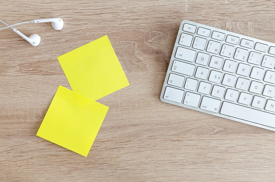 two yellow sticky notes near keyboard, výpočetní, úřadě