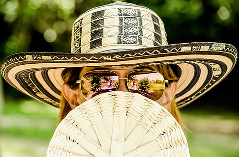 shallow focus of woman in yellow hair wearing white and black summer hat with brown frame aviator sunglasses during daytime HD wallpaper