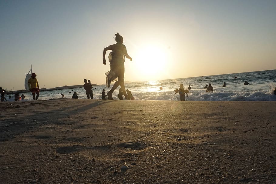 People At The Beach, backlit, dawn, dubai, dusk, girl, Jumeirah Beach HD wallpaper