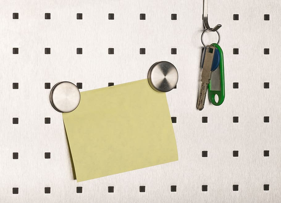 postit, sticky note, yellow, key, reminder, memory, time, message HD wallpaper