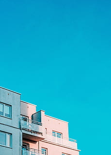 white structure under blue sky, concrete building under clear blue skies HD wallpaper